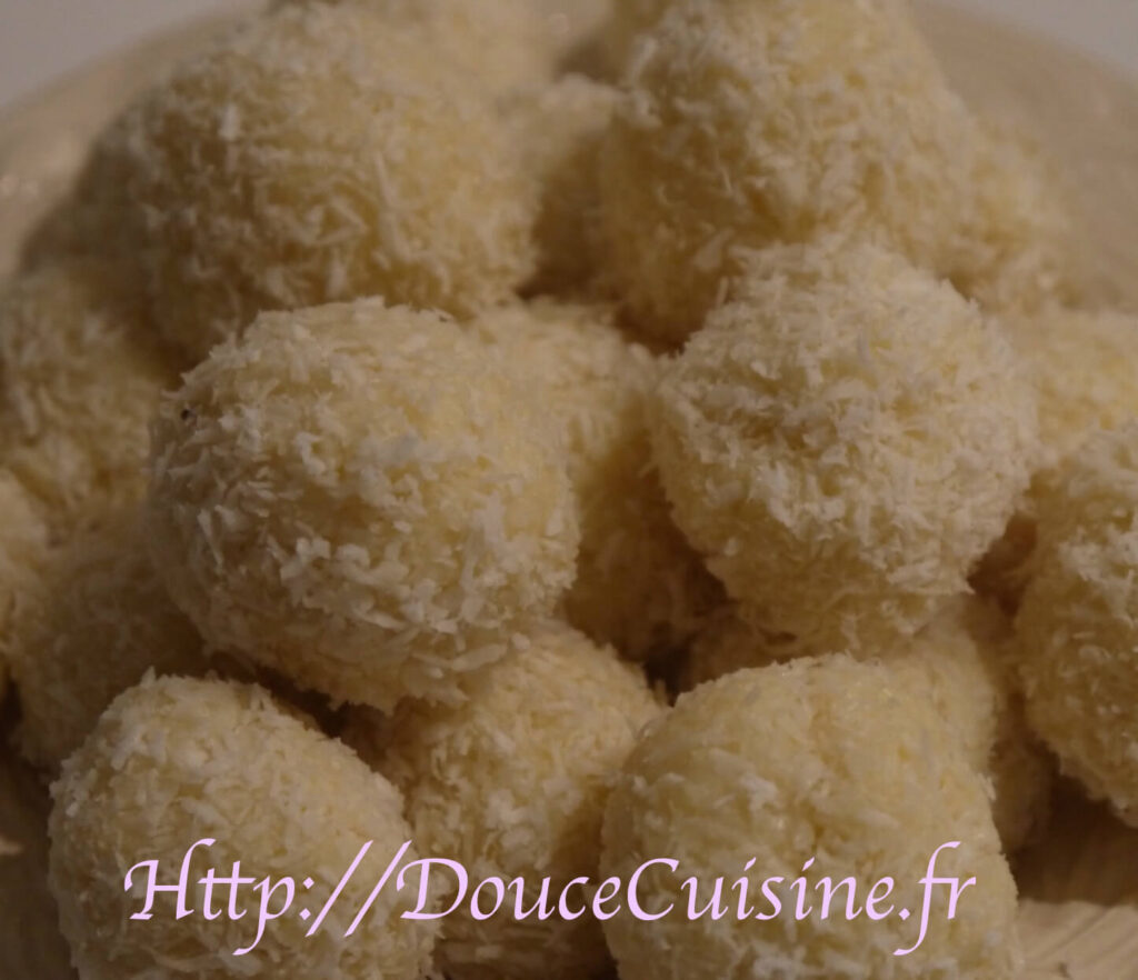 Truffes à la noix de coco Découvrez cette recette incontournable pour Noël. Faciles à réaliser, ces douceurs fondantes raviront vos convives !