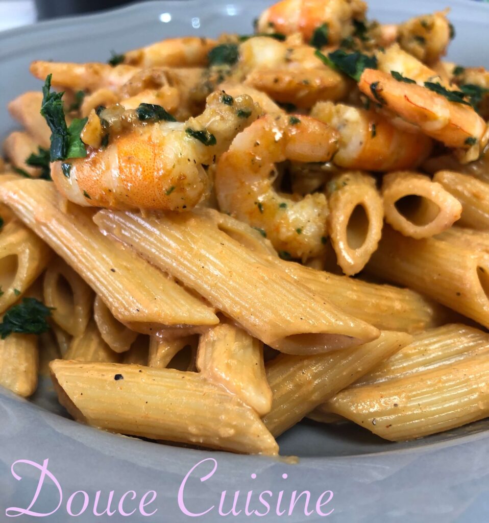 Dans cette recette de Penne aux crevettes sauce flambée au cognac, je vais tout utiliser dans les crevettes. C'est presque une recette zéro déchet.