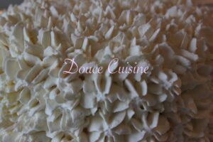 Vacherin caramel beurre salé, vanille et cacahuètes caramélisées